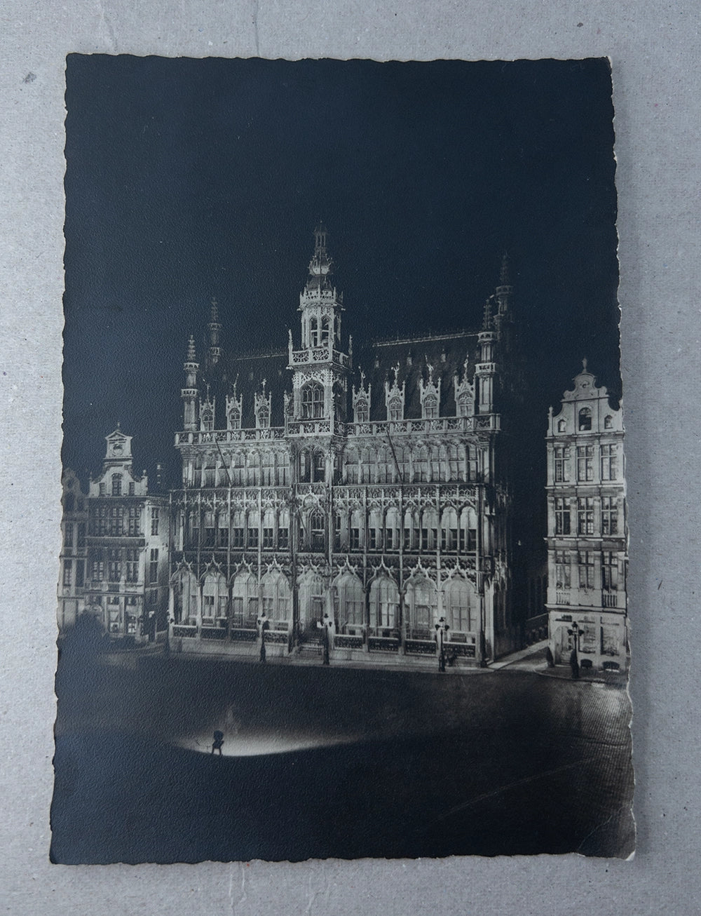 Старинная почтовая открытка с ночным видом Брюсселя