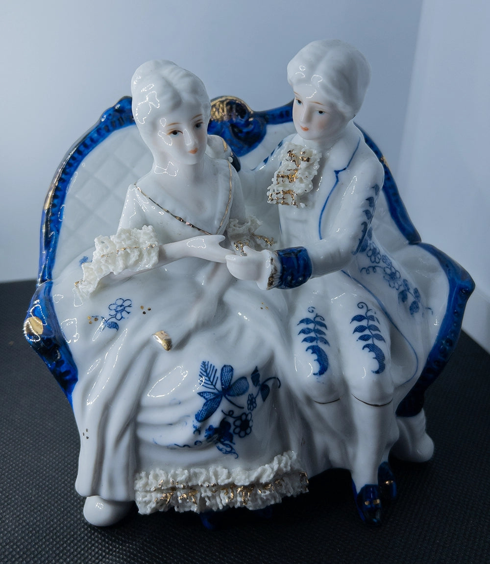 Фарфоровая статуэтка — элегантная пара на диване