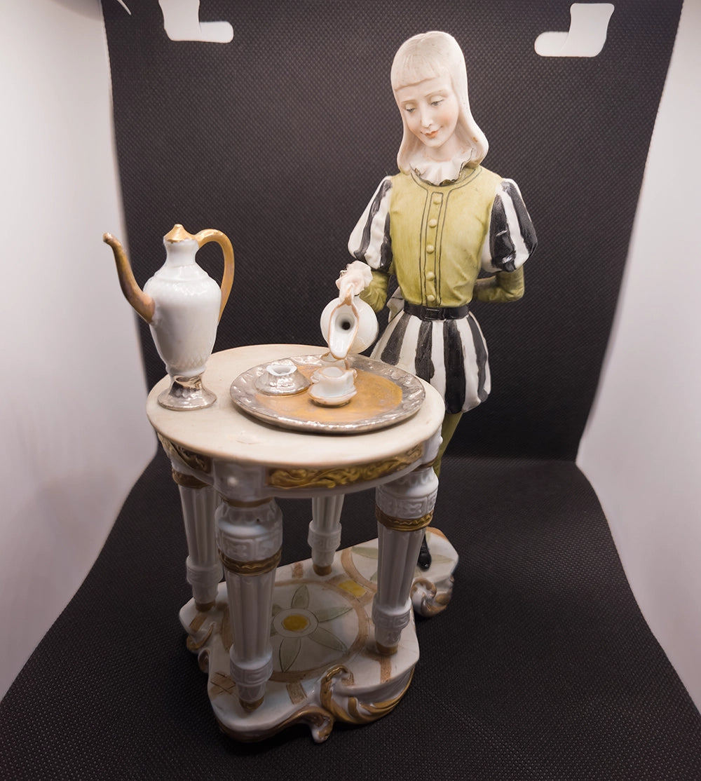 Фарфоровая статуэтка Capodimonte (Италия) с подписью мастера