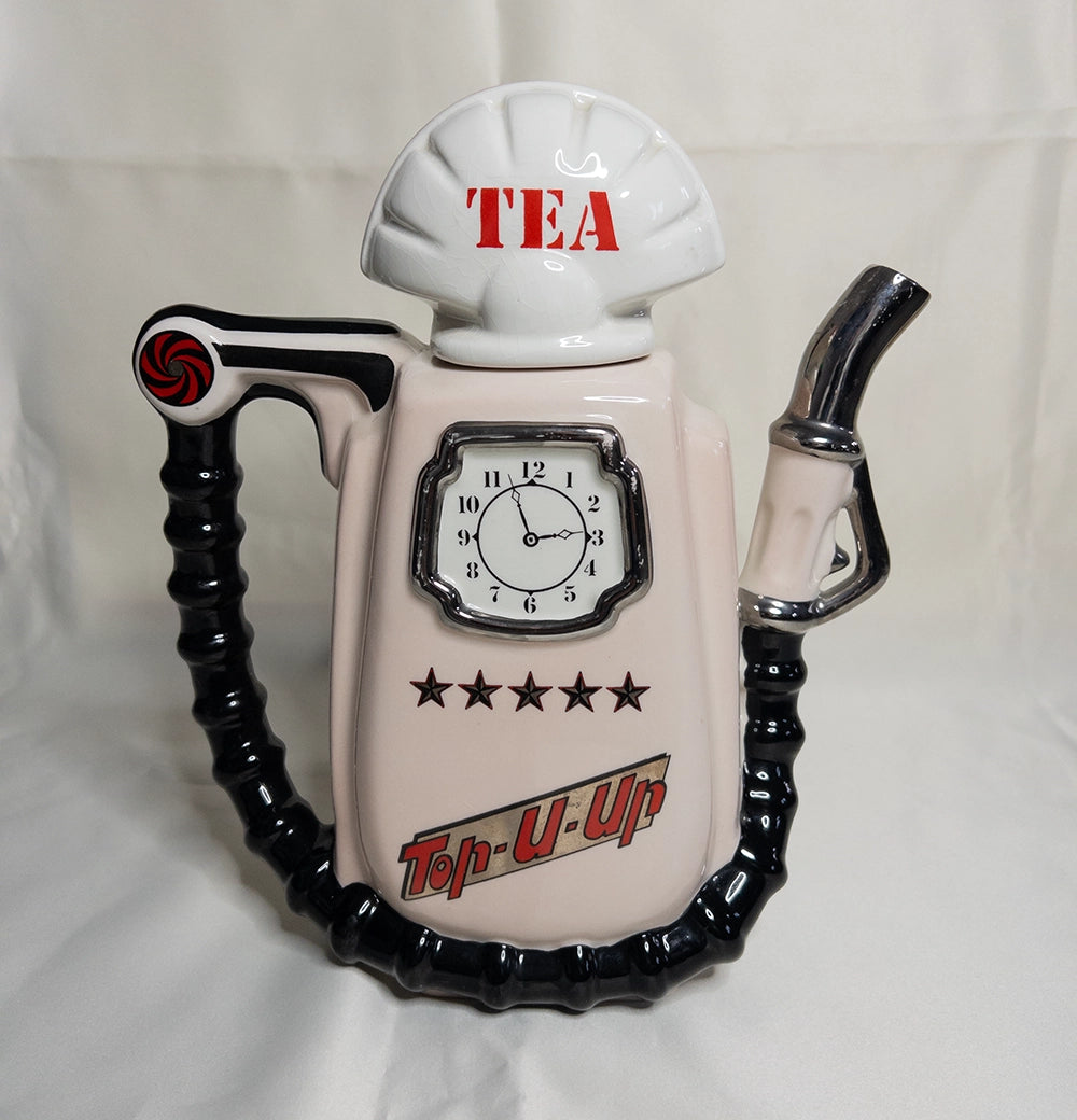 Оригинальный чайник в виде бензоколонки (винтаж)